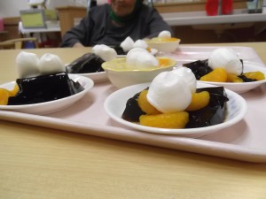 福祉館恵海珊瑚ユニットにて誕生会を行い、寒天ケーキを食べられました。