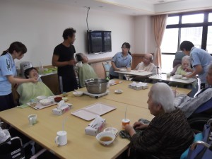 【福祉館恵海：うみかぜ：はまゆうユニットにて】いもたきをしました