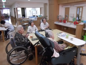 【福祉館恵海：うみかぜ：はまゆうユニットにて】誕生日会をさせて頂きました②