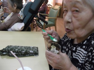 【福祉館恵海：うみかぜ：はまゆうユニットにて】誕生日会をさせて頂きました②