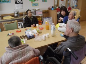 【福祉館恵海：うみかぜ：渚ユニットにて】ケーキにデコレーション★