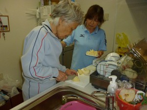 【福祉館恵海：かがやき：グループホームにて】なしを切ってくださってます。