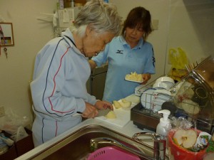 【福祉館恵海：かがやき：グループホームにて】なしを切ってくださってます。