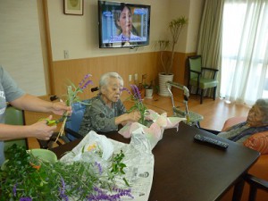 【福祉館恵海：かがやき：グループホームにて】生け花に夢中です。