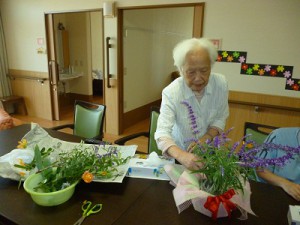 【福祉館恵海：かがやき：グループホームにて】生け花に夢中です。