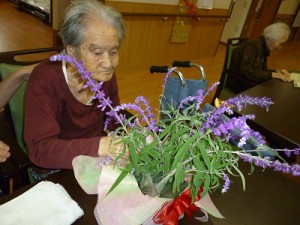 【福祉館恵海：かがやき：グループホームにて】生け花に夢中です。