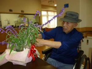 【福祉館恵海：かがやき：グループホームにて】生け花に夢中です。