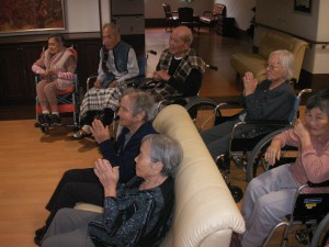【福祉館恵海：うみかぜ：フロアにて】マンドリン演奏来てくださいました。
