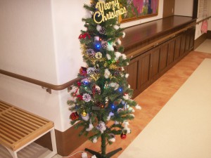 【福祉館恵海：うみかぜ：フロア】フロアにクリスマスツリー■