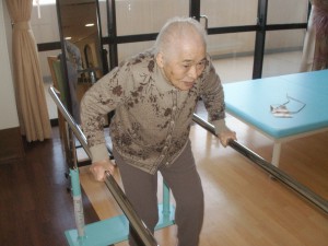 【福祉館恵海：うみかぜ：渚ユニット】今日も平行棒で歩行練習