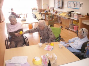 【福祉館恵海：うみかぜ：渚ユニット】マラカスで、手、手首を動かす運動！