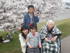 ■外食の帰りに、河川敷でプチ花見(^_^)v