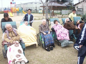 ■近くの公園で、花見をしました(^O^)