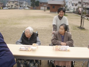 ■近くの公園で、花見をしました(^O^)