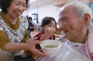 ■ひ孫さんが食事介助のお手伝い(^O^)