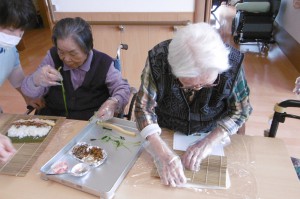 ■巻き寿司を皆様で巻きました(^O^)／